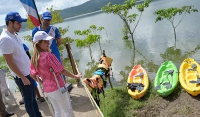 Gobernadora Elsa Noguera al lado del director de Indeportes Luis Restrepo, en Luruaco.