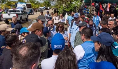 El Embajador estadounidense durante su visita a la crítica zona.