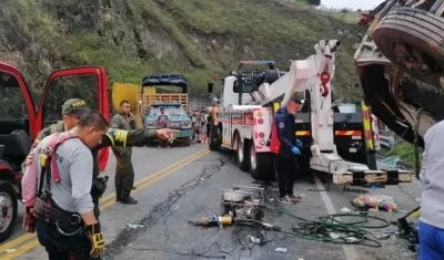 Autoridades revisan el bus de Transipiales accidentado el sábado en la noche en Nariño.