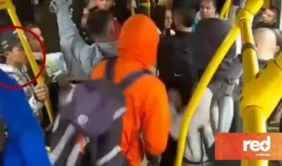 Gustavo Adolfo Agámez (en el círculo) en plena discusión entre pasajeros de Transmilenio