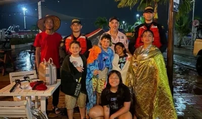 Ocupantes del velero que quedó varado en alta mar.