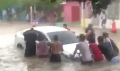 Automóvil sumergido en la creciente. 