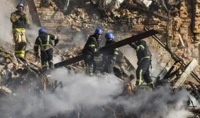 Rescatistas ucranianos retiran escombros de un edificio destruido este lunes por un ataque con drones rusos.