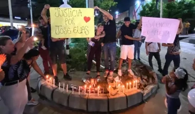 Velatón en el lugar del accidente para clamar justicia.