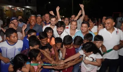 El alcalde Jaime Pumarejo cortó la cinta inaugural de las vías junto a los niños de Sevilla Real.