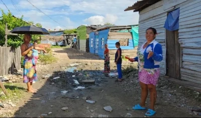 Ruby Salgado apila los sacos con botellas que recicló del basurero.