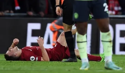 Diogo Jota se lamenta por el dolor de su lesión. 