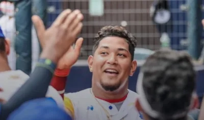 Jair Camargo celebra tras su cuadrangular. 