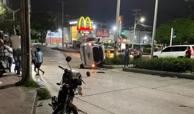 La camioneta volcada tras el accidente.