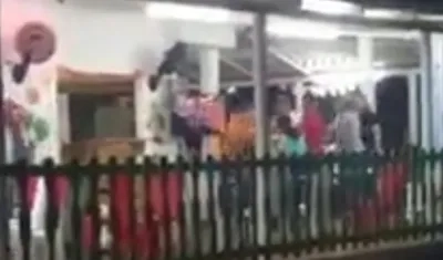 El altercado en el negocio de comidas rápidas.