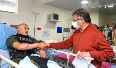 El Presidente Gustavo Petro visitando a los policías que fueron salvajemente atacados.