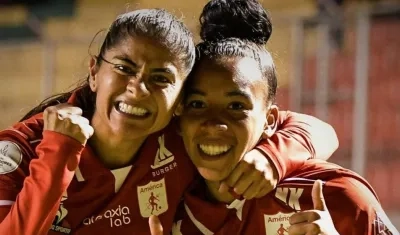 Catalina Usme celebra con una compañera. 