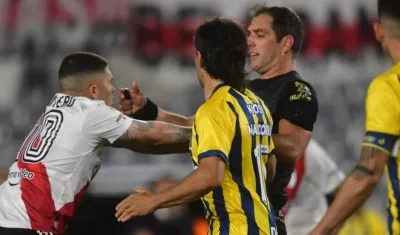 Juan Fernando Quintero empujó a un árbitro. 