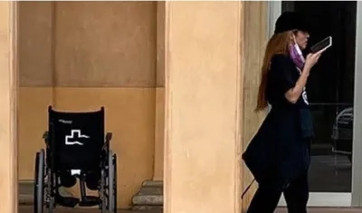 Shakira captada en el centro médico en donde permanece su padre.