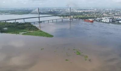 Los promontorios de la 'Isla Pechuga' afloran delante de la Rondón, que se está desintegrando.