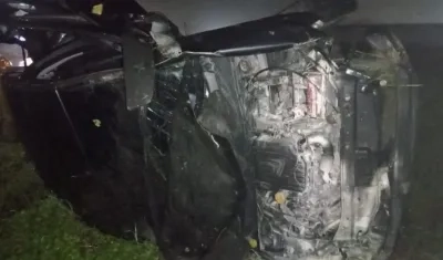 Estado en que quedó el vehículo que se volcó la madrugada de este sábado.