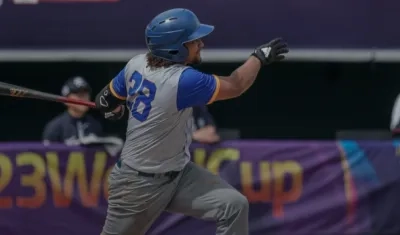 Carlos Arroyo conecta un hit para Colombia. 