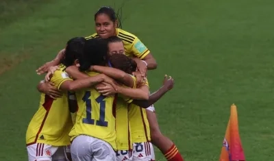 Jugadoras de Colombia celebran el tanto de Linda Caicedo. 