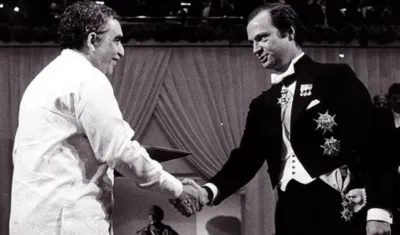 Gabriel García Márquez recibe el Nobel de Literatura de manos del rey Carlos Gustavo de Suecia.