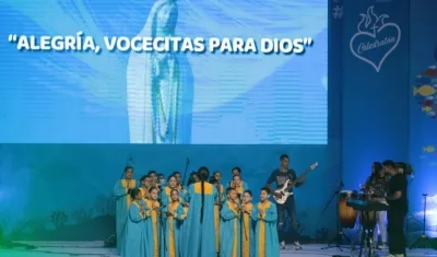 Uno de los grupos que se presentó en el Salón Jumbo.