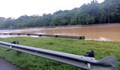 Inundación sobre la Vía al Mar.