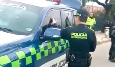 El Director de la Policía inspeccionando el vehículo.