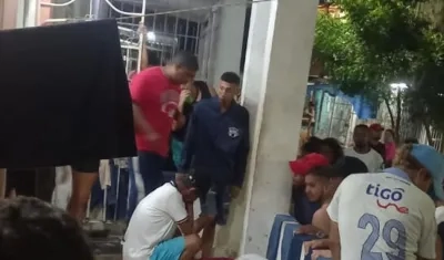 Familiares y amigos de Glenda Nayibe Parra Arenas, en el sitio del atentado.