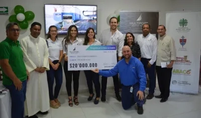 Representantes del Banco Arquidiocesano de Alimentos y de la agencia marítima Multiport.