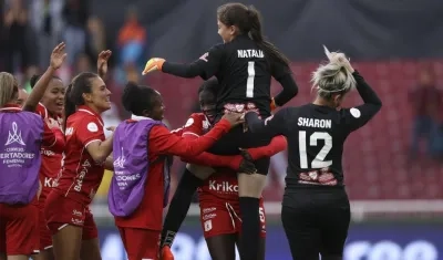 Natalia Giraldo, arquera del América, celebra tras la clasificación. 