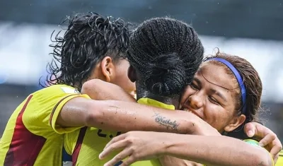 Linda Caicedo festeja con Yésica Muñoz y Gabriela Rodríguez. 