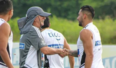 Julio Comesaña saluda a Yeison Gordillo. 