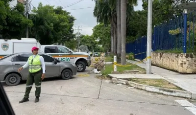 La Policía de Tránsito y Transporte llegó el lugar para realizar la inspección del cuerpo. 