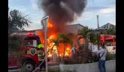 Bomberos de Sincelejo atendieron la explosión tras el atentado en un CAI.