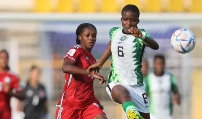 Linda Caicedo marca a una rival. 