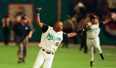 Édgar Rentería celebra el título mundial. 