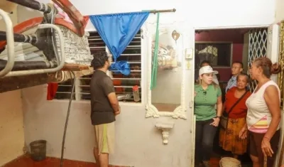 Una de las familias damnificadas por las inundaciones del martes.