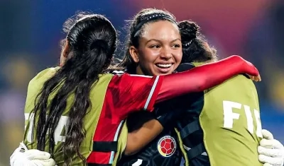 Luisa Agudelo celebra con sus compañeras. 