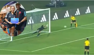 Luisa Agudelo en el momento de atajar el penal y al lado de Carlos Pérez. 