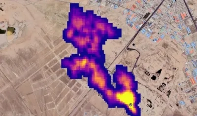 Columna de metano se eleva hacia la atmósfera al sur de Teherán, Irán. 