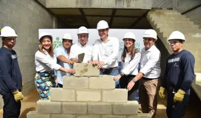 Directivos del Sena y de Fundación Buenamar, del Grupo Coremar, en la primera piedra en Palermo,