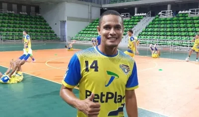 Los jugadores de Barranquilleros se preparan para el partido. 