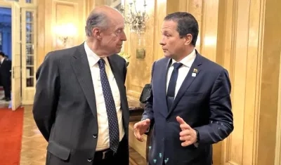 Los Cancilleres Alvaro Leyva y Carlos Faría.