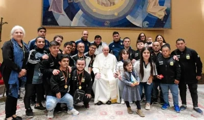 Papa Francisco con el equipo argentino de talla baja. 