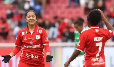 La jugadora del América, Karen Castellanos (I),festeja el quito gol ante el Deportivo Cali.
