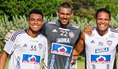 Jarlinson Barrero (#33) al lado de Sergio Pabón y Carlos Bacca. 