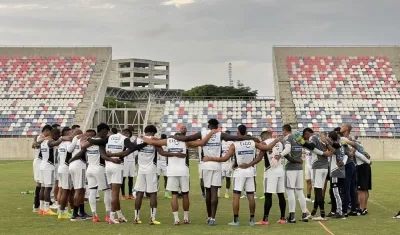 Jugadores de Junior durante el entrenamiento.
