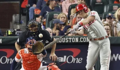 J.T. Realmuto conecta el cuadrangular de la victoria para los Filis. 