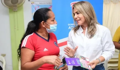 Una usuaria y la secretaria de la Mujer, Doris Bolívar.