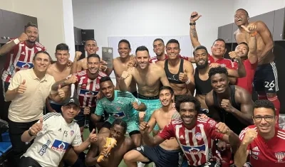 Jugadores de Junior celebran la clasificación. 
