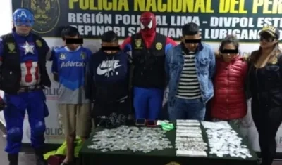 Los tres policías-Superhéroes y los capturados.